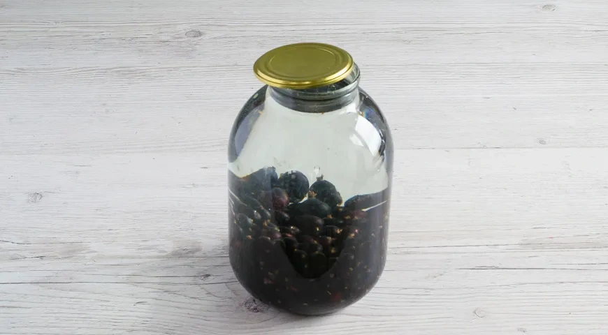 Компот из черной смородины на зиму: шаг 2