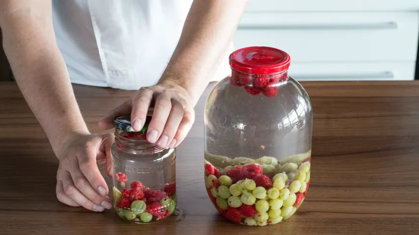 Компот из крыжовника и малины: шаг 2