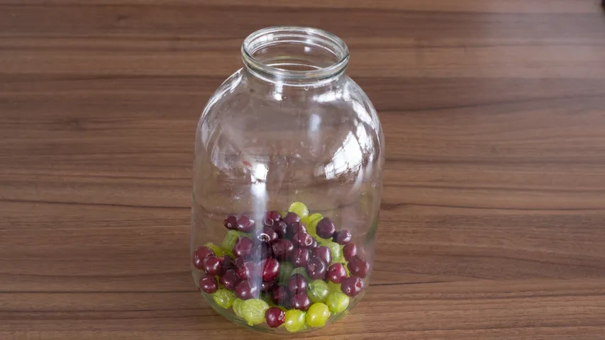 Компот из вишни и крыжовника: шаг 2