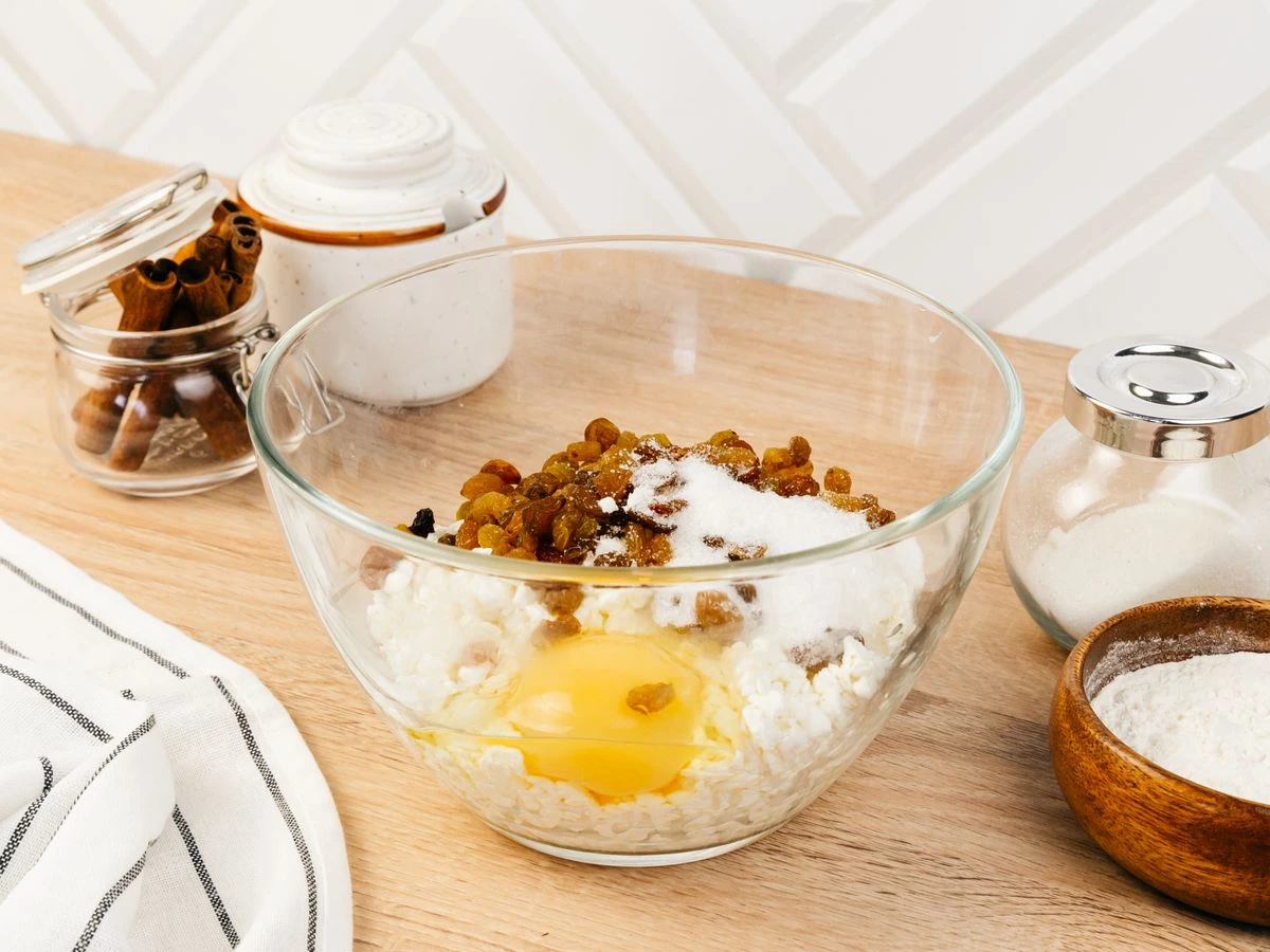 Шаг 2: Конвертики с творогом и изюмом