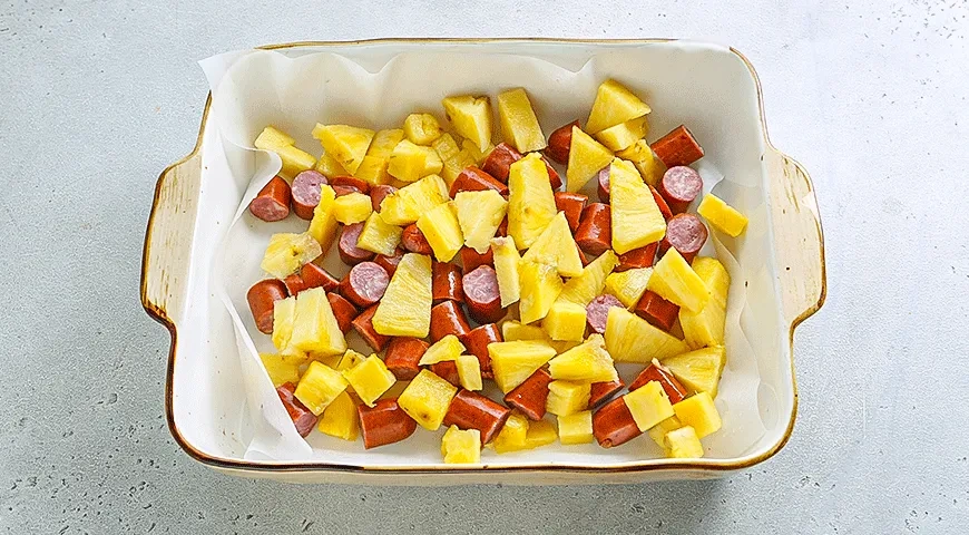 Копченые колбаски с ананасами в духовке: шаг 2