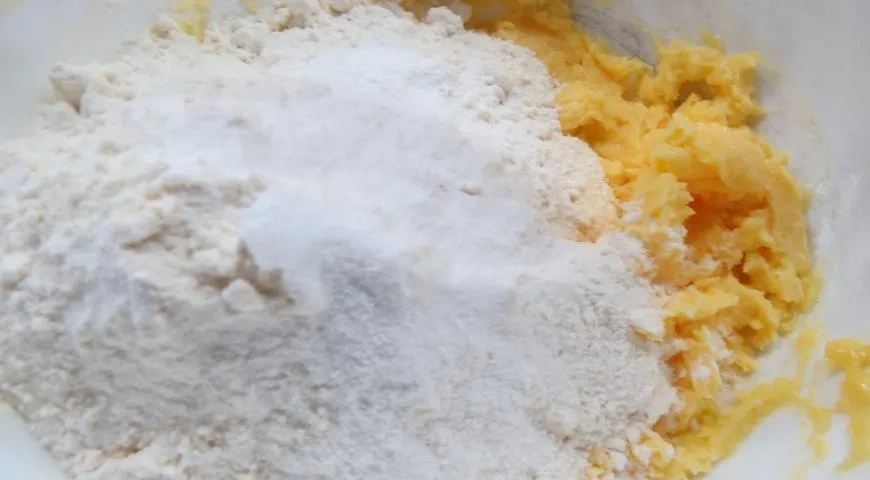 Королевская ватрушка с черникой и миндальным штрейзелем: шаг 2