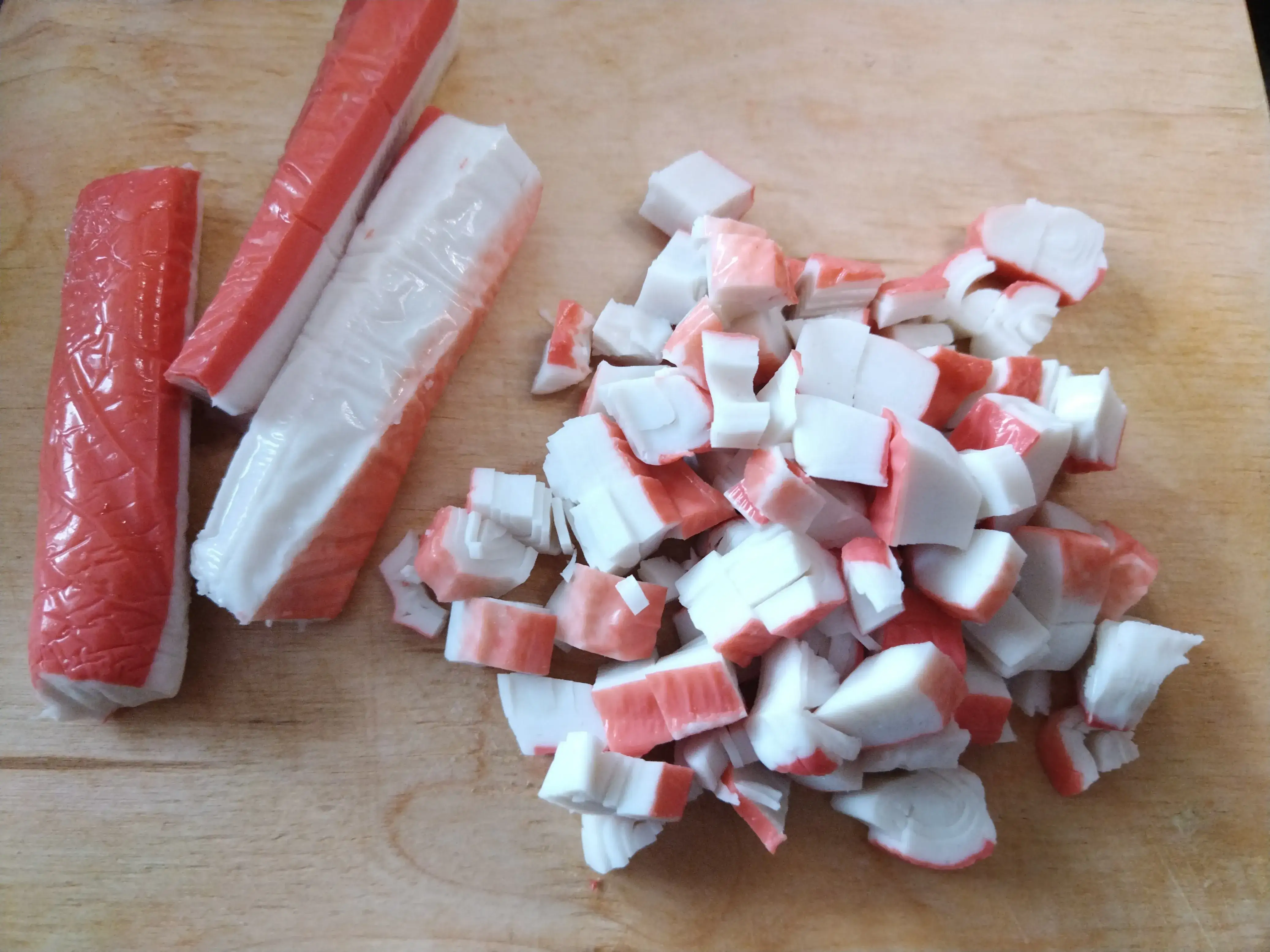 Крабовый салат с яблоком: шаг 2