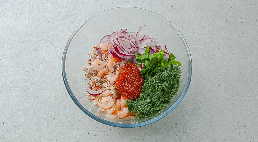 Крабовый салат с креветками и икрой: шаг 2