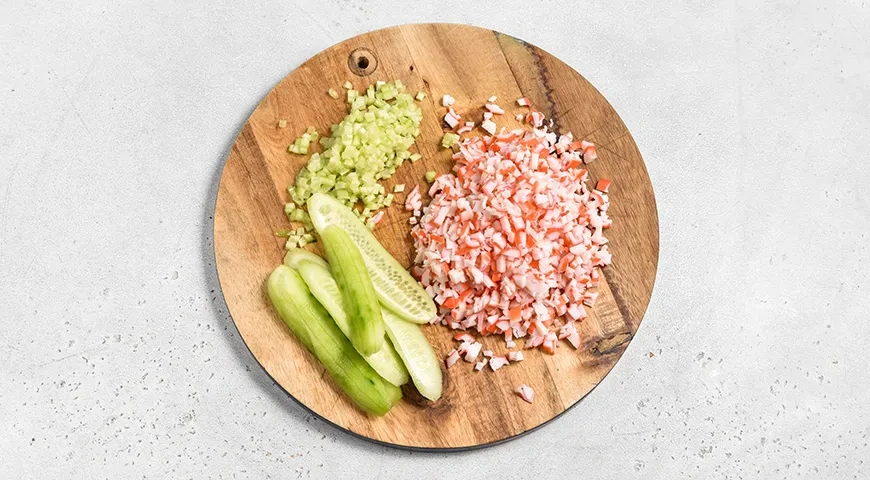 Крабовый салат в тарталетках: шаг 2