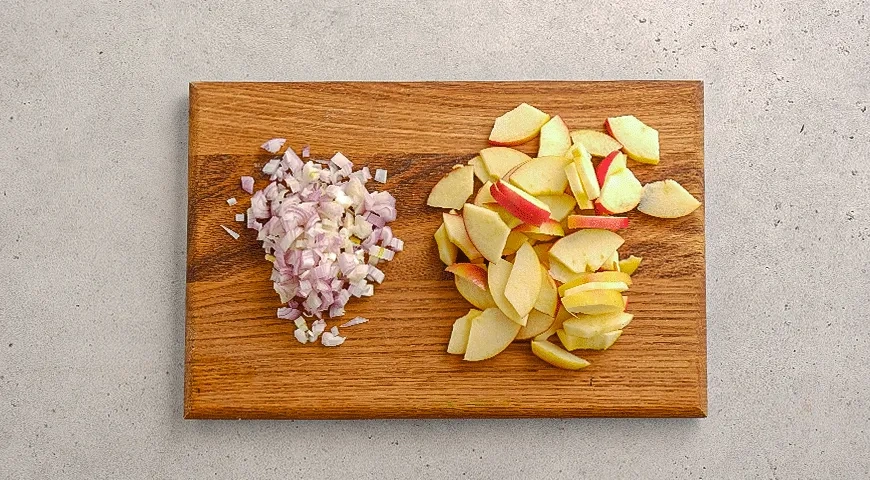 Курица с яблоками на сковороде: шаг 2