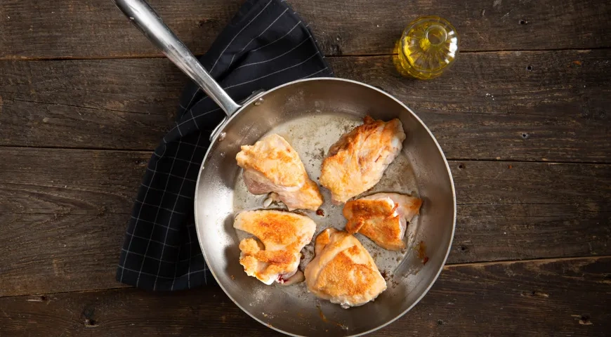 Курица тушеная с кабачками и перцем: шаг 2