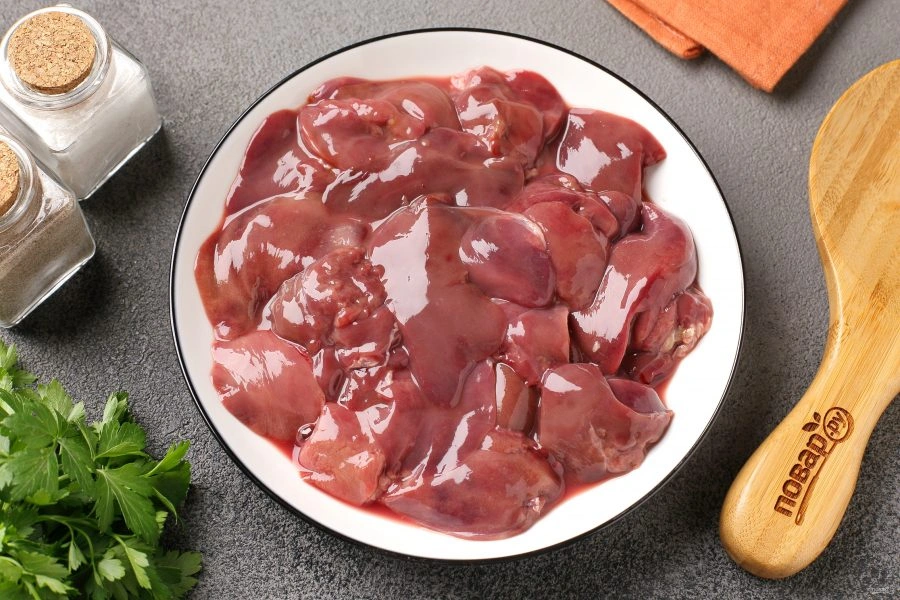 Шаг 2: Куриная печень жареная с луком