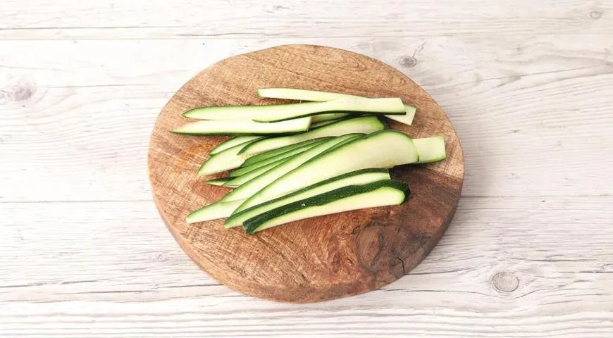 Куриное филе с горошком и цукини: шаг 2