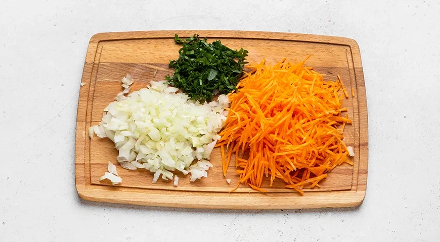 Куриное филе со сметаной и морковкой на сковороде: шаг 2