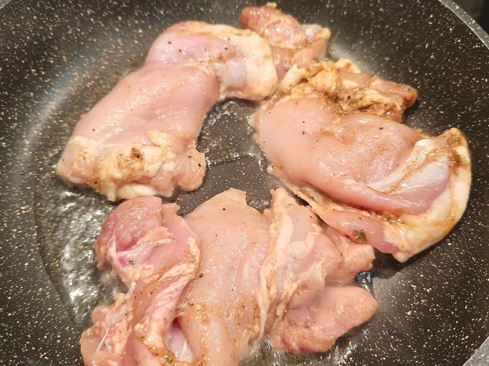 Шаг 2: Куриные бедра в духовке с шампиньонами