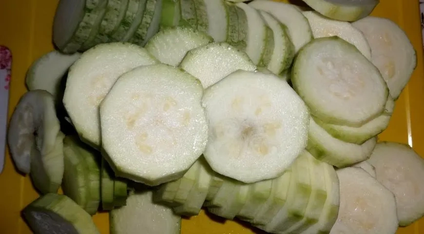 Куриные бёдра с овощами: шаг 2