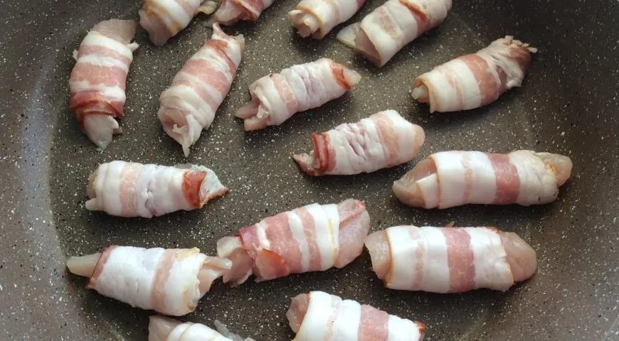 Куриные мини-рулетики с беконом: шаг 2