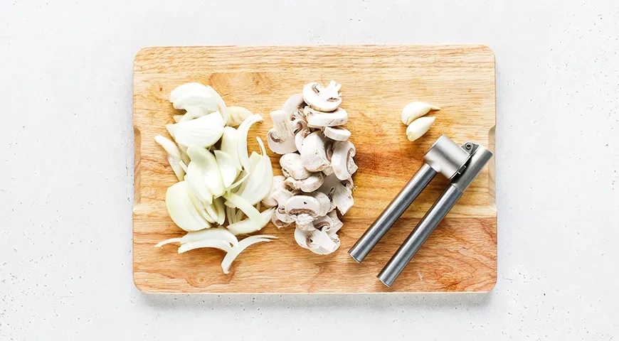 Куриные сердечки с грибами в сметане: шаг 2