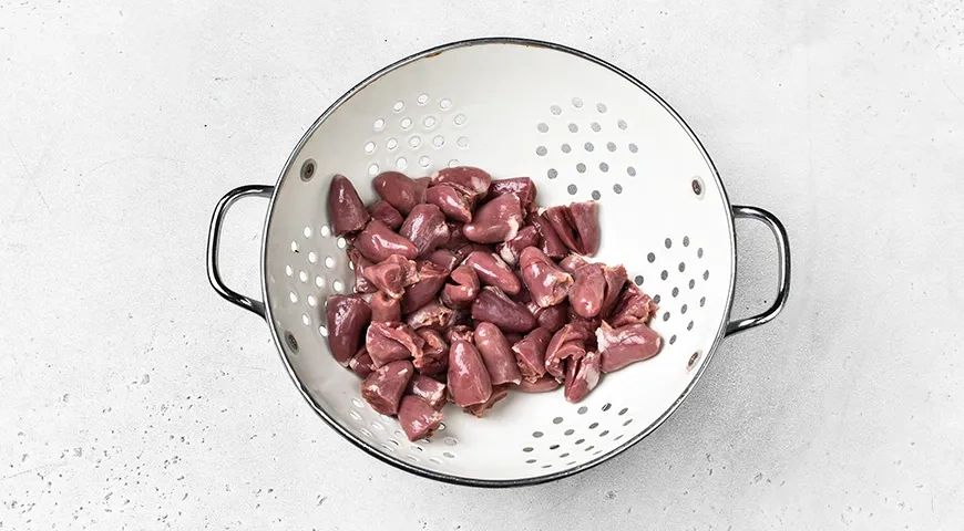 Куриные сердечки, тушенные с солёными огурцами и сметаной: шаг 2