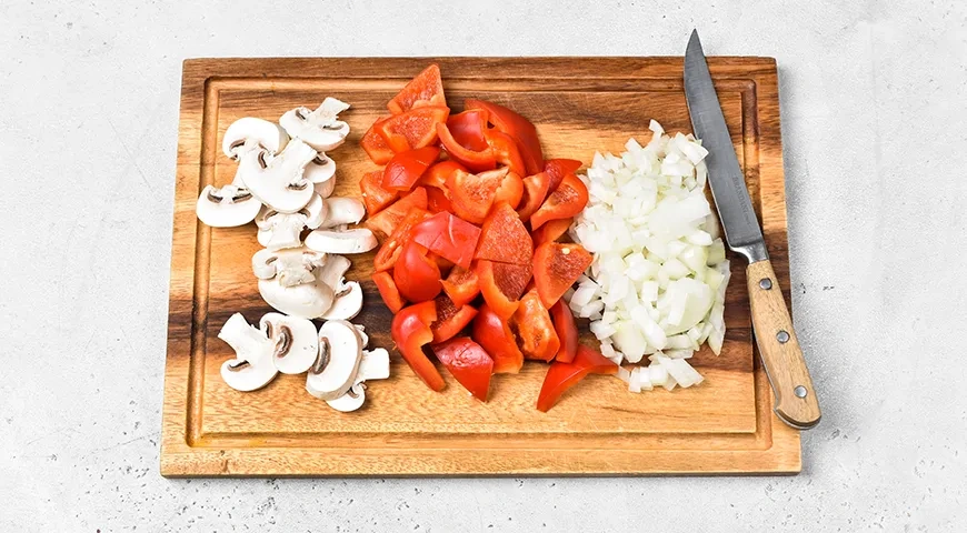 Куриный паприкаш с грибами по-венгерски: шаг 2