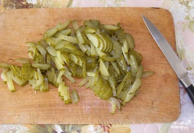 Шаг 2: Куриный салат с солеными огурцами