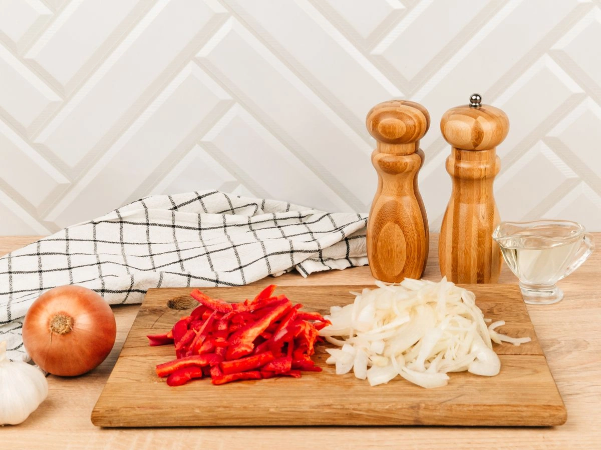 Шаг 2: Курица тушёная с овощами