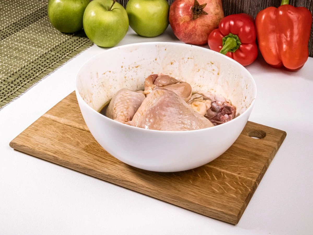 Шаг 2: Курица, запеченная с яблоками и болгарским перцем