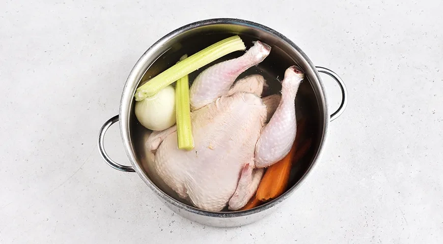 Курник с блинами, курицей и грибами: шаг 2