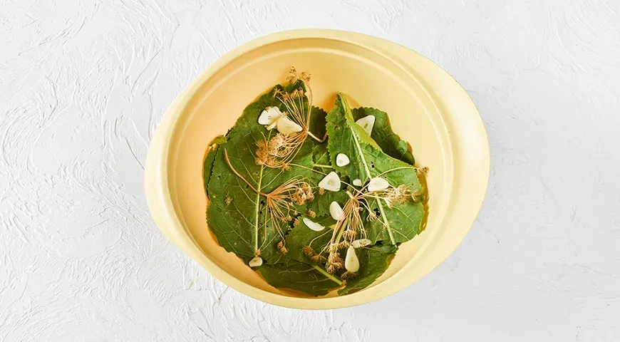 Квашеные зеленые помидоры в кастрюле: шаг 2