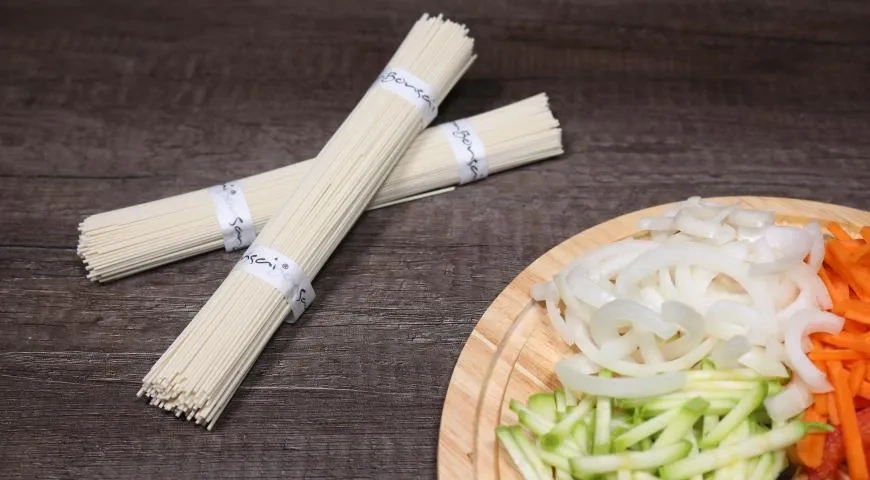 Лапша яичная с красочными овощами: шаг 2