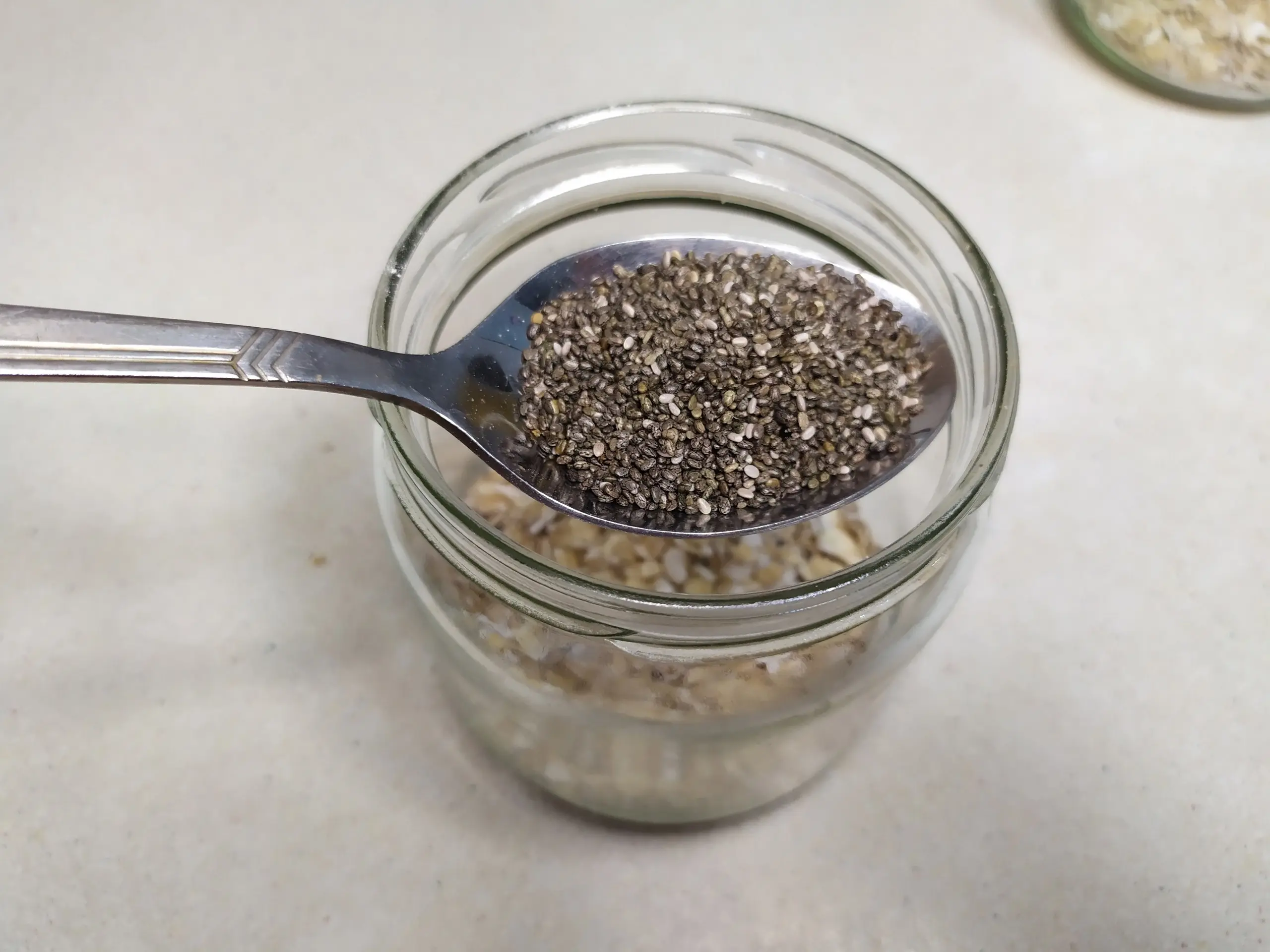 Шаг 2: Ленивая овсянка с клубникой