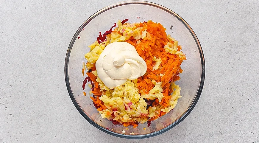 Ленивая селедка под шубой в яйце: шаг 2