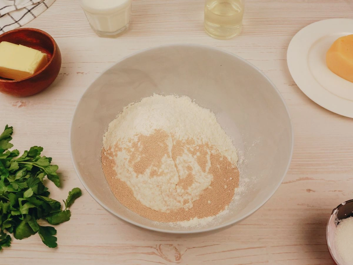 Шаг 2: Лепёшка с сыром, зеленью и творогом