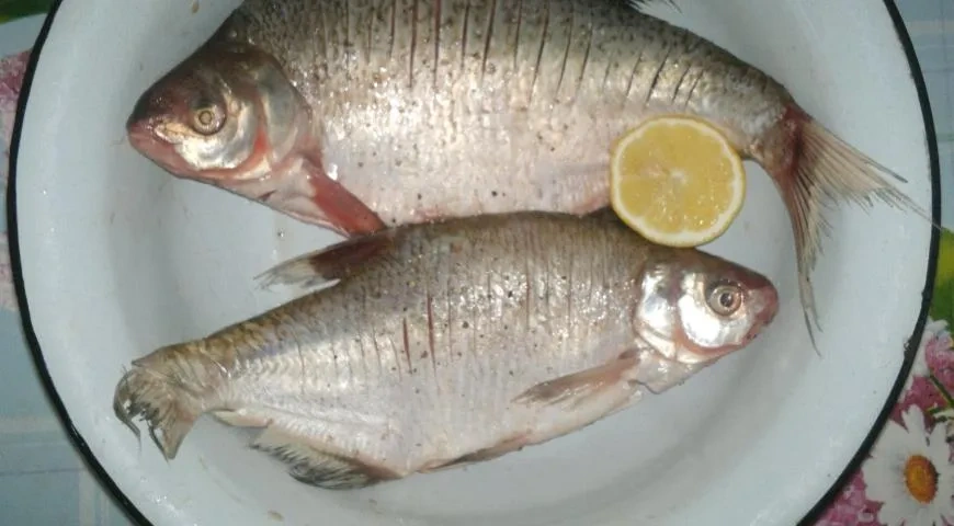 Лещи, запечённые в сметане: шаг 2