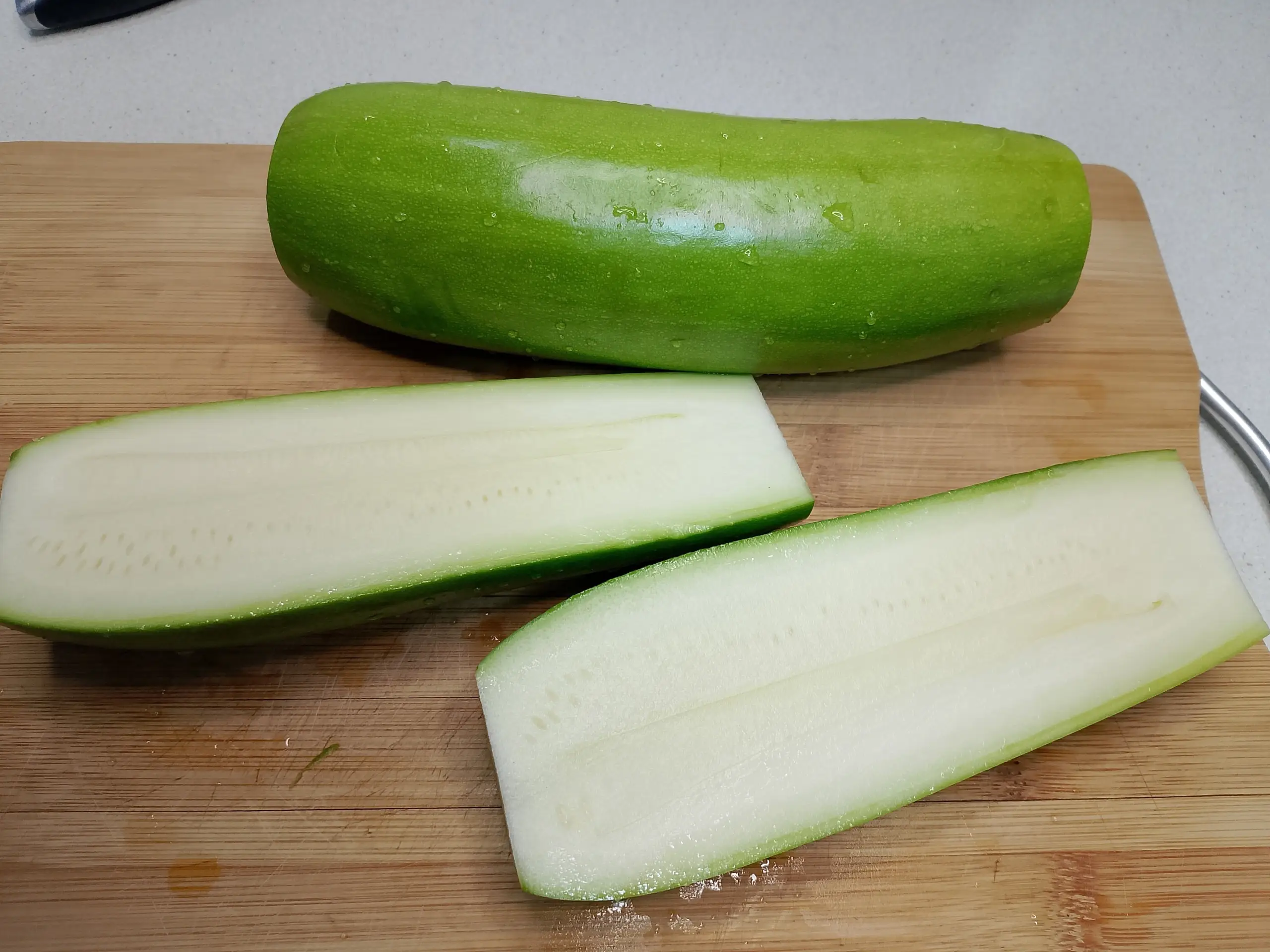 Шаг 2: Лодочки из кабачков с куриным фаршем