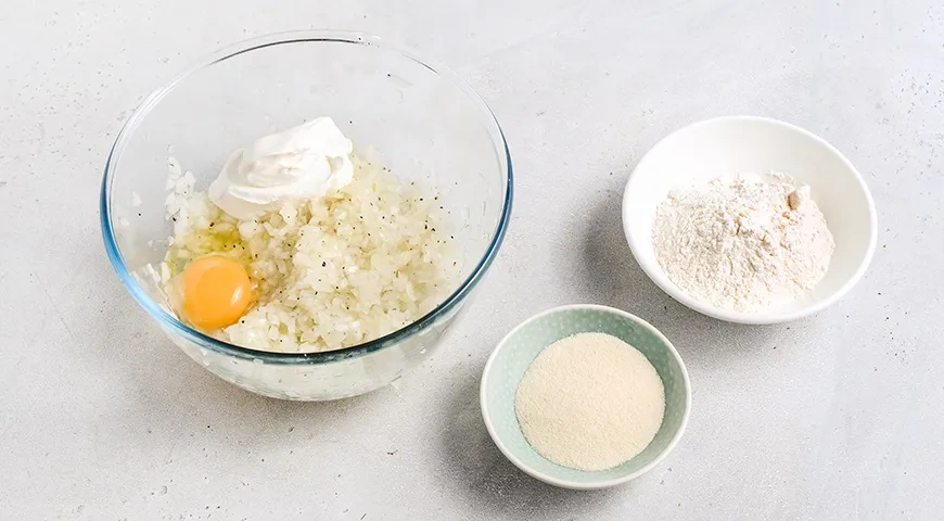 Луковые оладьи: шаг 2