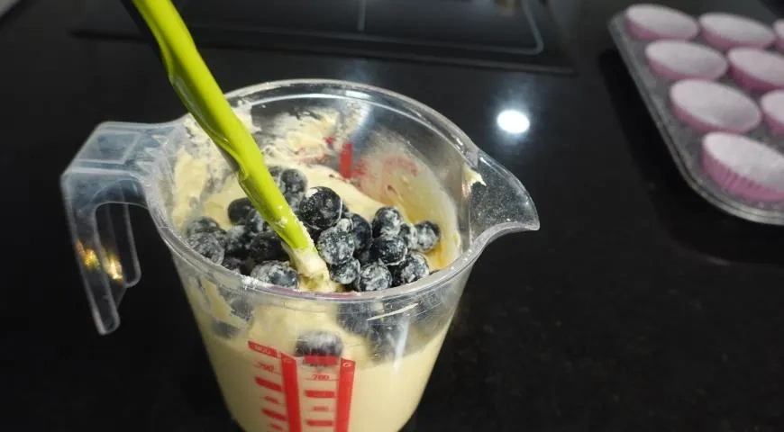 МАФФИНЫ С ЧЕРНИКОЙ ( ВКУСНОТИЩА К ЧАЮ ).: шаг 2