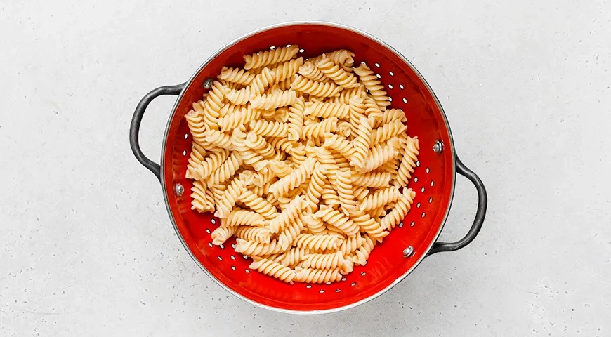 Макароны с брынзой и помидорами на сковороде: шаг 2