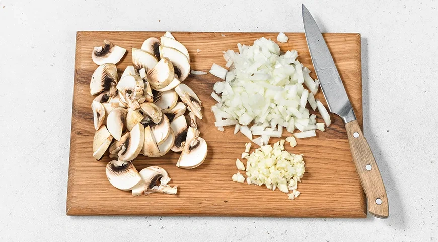 Макароны с курицей и грибами на сковороде: шаг 2