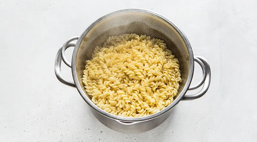 Макароны с сосисками под сливочным соусом: шаг 2