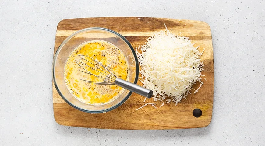 Макароны с яйцом и сыром на сковороде: шаг 2