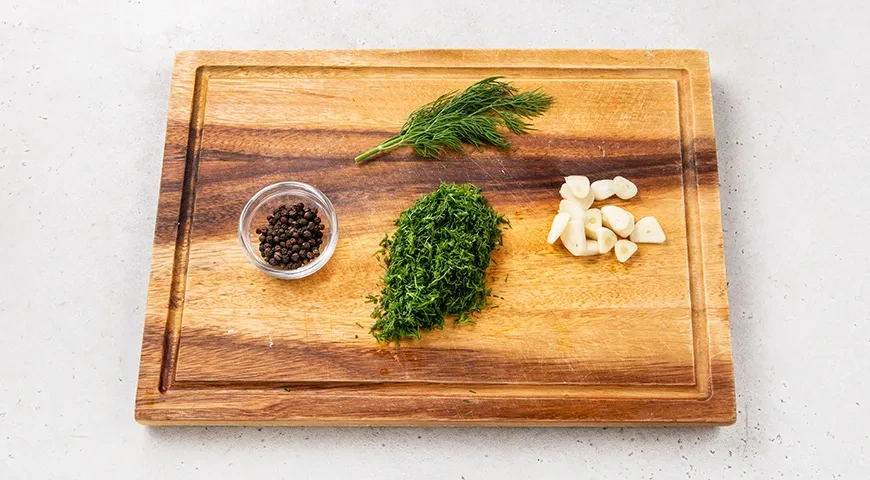 Малосольные огурцы и помидоры в пакете: шаг 2