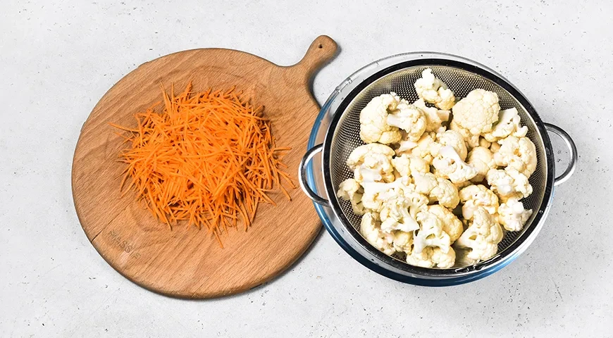 Маринованная цветная капуста с морковкой по-корейски: шаг 2
