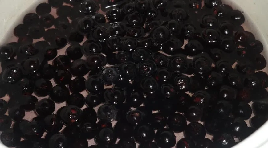 Маринованные огурцы с черноплодной рябиной и мелиссой: шаг 2