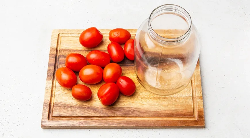 Маринованные помидоры на зиму в банках: шаг 2