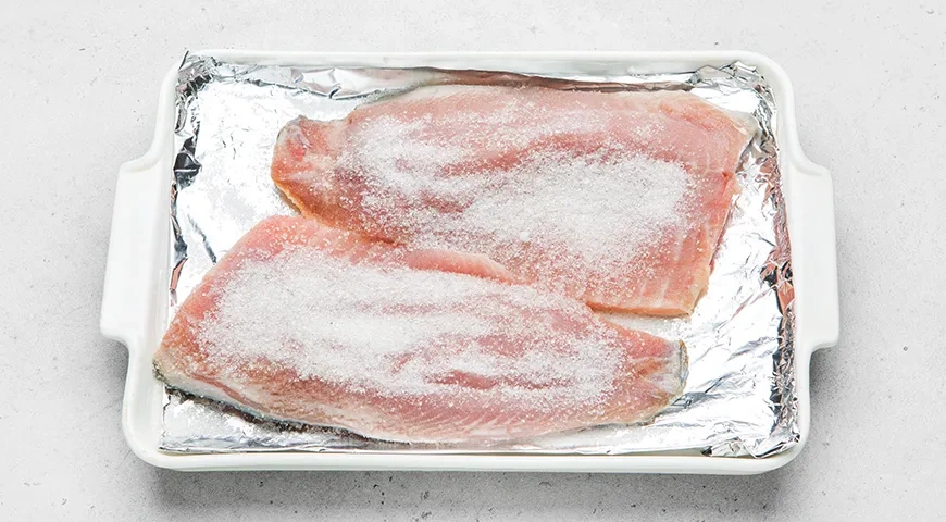 Маринованный карп в уксусе с луком: шаг 2