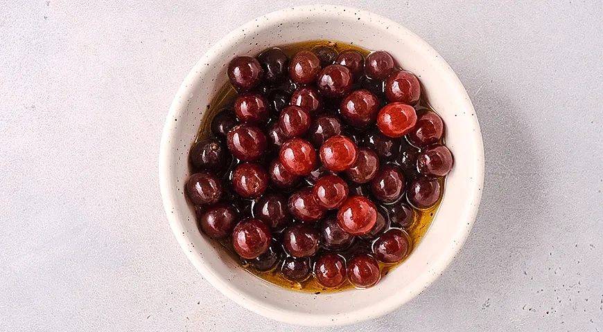 Маринованный виноград на гриле с бурратой и базиликом: шаг 2