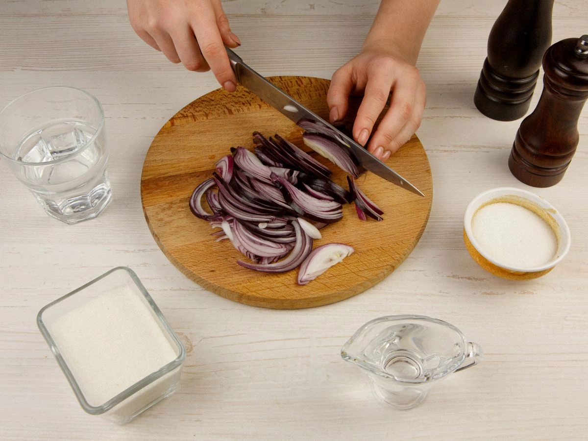 Шаг 2: Маринованный лук