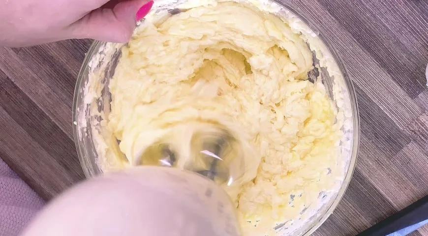 Масляный кекс со сметанной начинкой: шаг 2