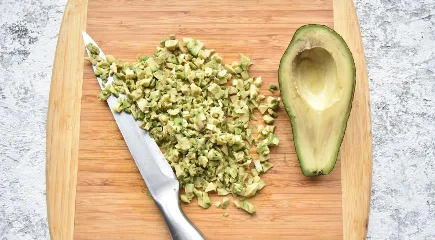 Мексиканский соус из авокадо гуакамоле: шаг 2