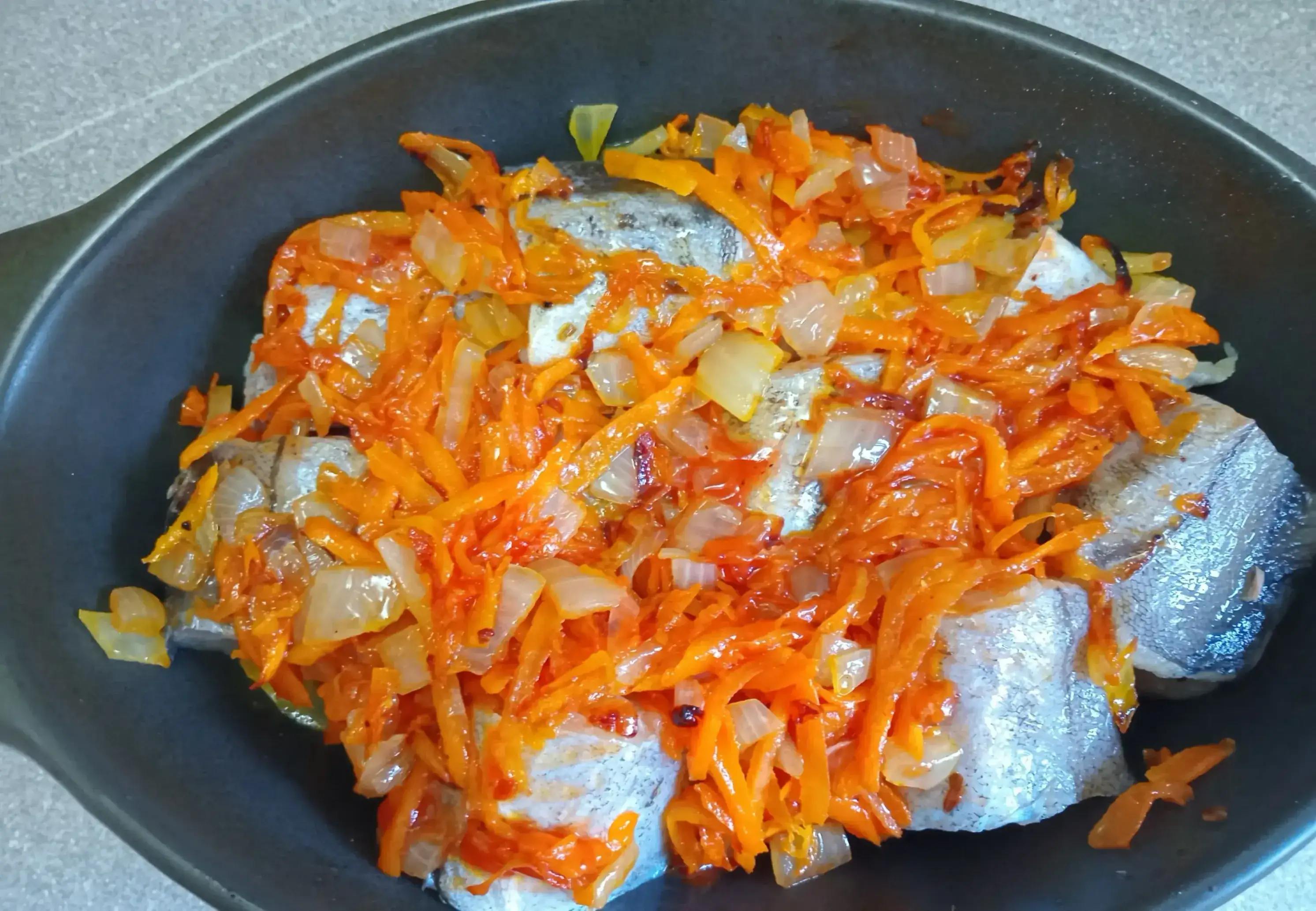 Минтай запечённый с луком, морковью и сыром: шаг 2