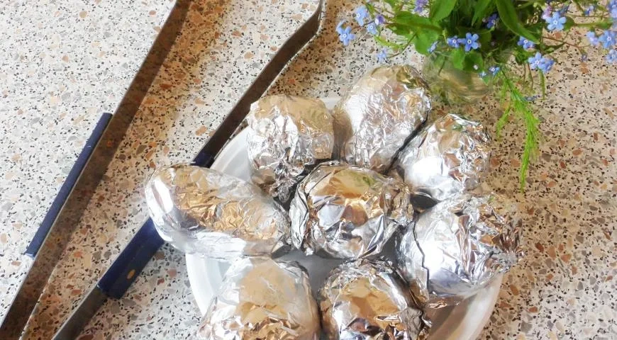 Молодой картофель, запеченный на углях со сметанным соусом: шаг 2