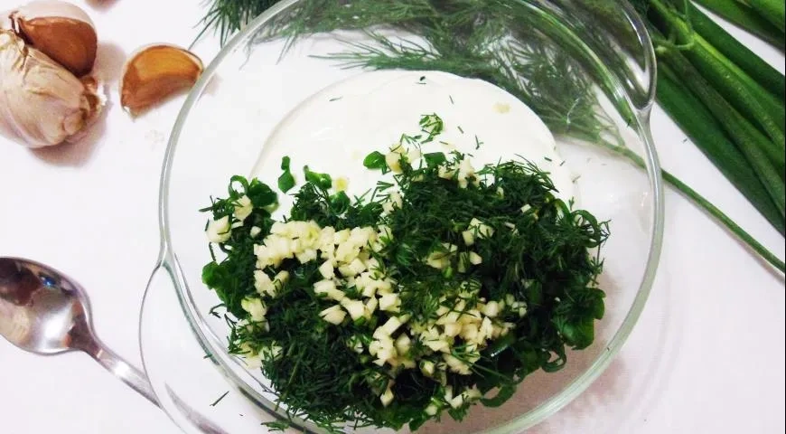 Молодая картошка в сметане с укропом на сковороде: шаг 2