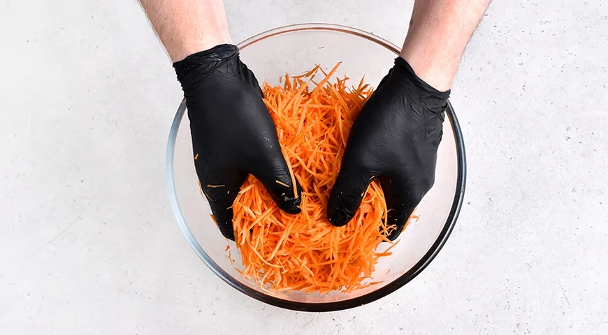 Морковь по-корейски с соевым соусом и кунжутом: шаг 2